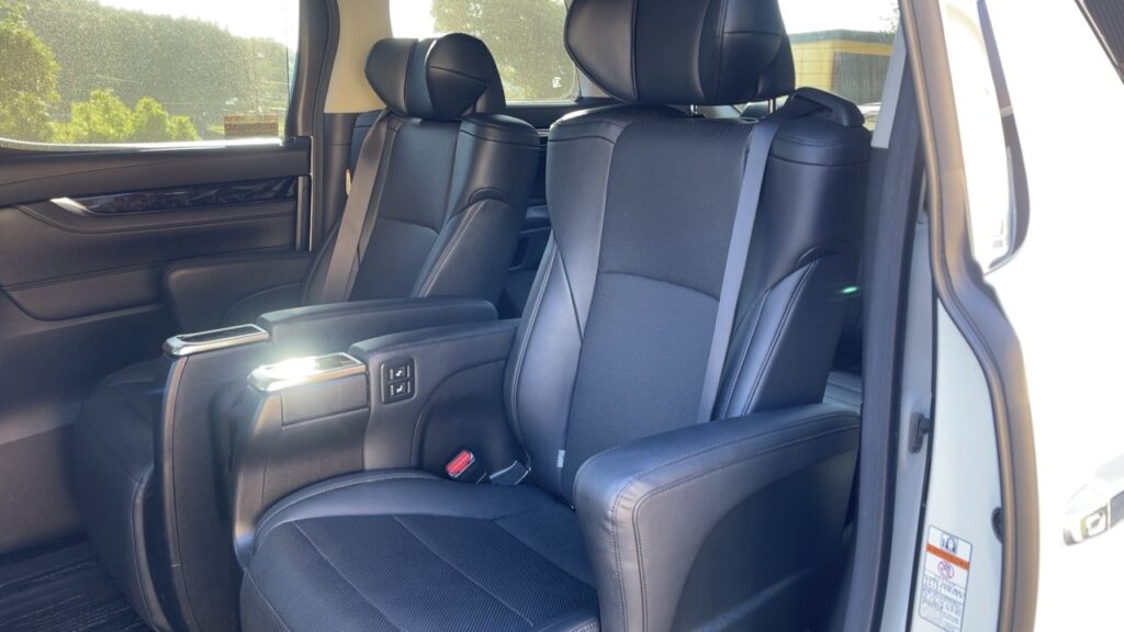 車内も高級感にあふれています。<br />
セカンドシートはゆったり。